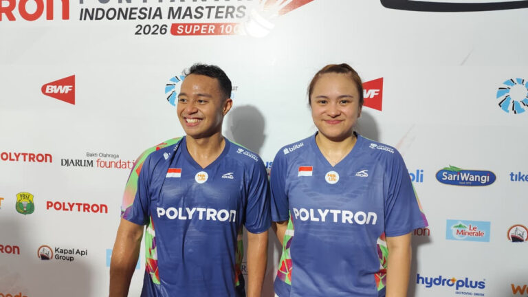 Rehan Naufal Kusharjanto dan Melati Daeva Oktavianti tersenyum saat konferensi pers usai laga semifinal Indonesia Masters S100 2026. (Dok. HO/Nusantara Post)