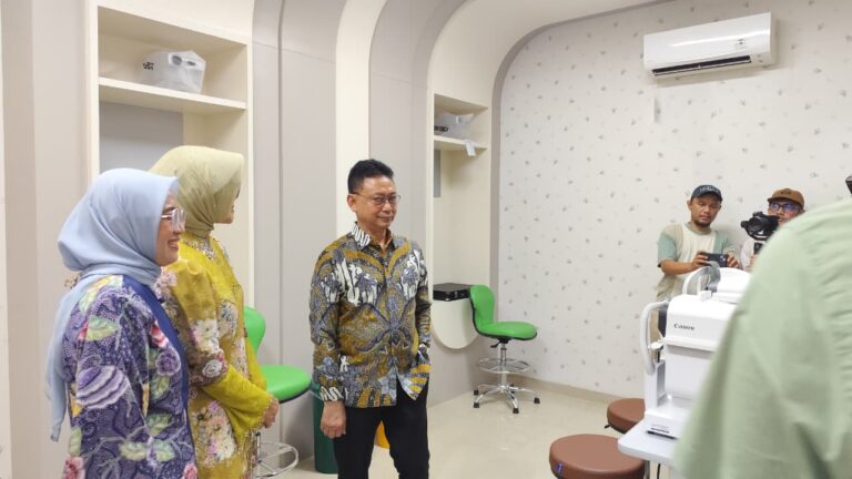 "Wali Kota Pontianak Edi Kamtono resmikan RS Mata Ayani guna tekan tren warga berobat ke Kuching; soroti tantangan anggaran APBD untuk pertahankan UHC 98 persen."