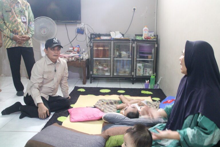 "Pemkot Pontianak serahkan bantuan kursi roda khusus untuk penyandang disabilitas fisik dan lansia di Pontianak Timur guna ringankan beban mobilitas warga."