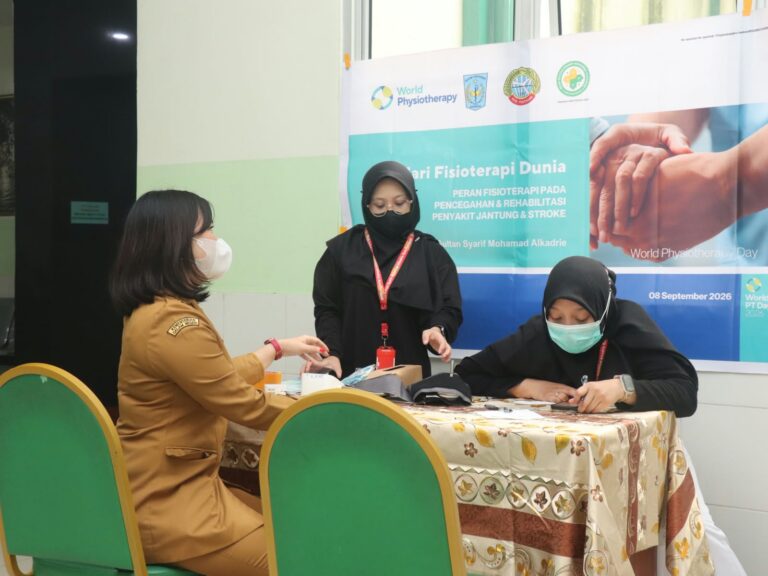"Peringati Hari Fisioterapi Sedunia 2026, RSUD SSMA Pontianak gelar skrining kebugaran 6MWT dan Fukuda Stepping Test untuk deteksi fungsi fisik warga."