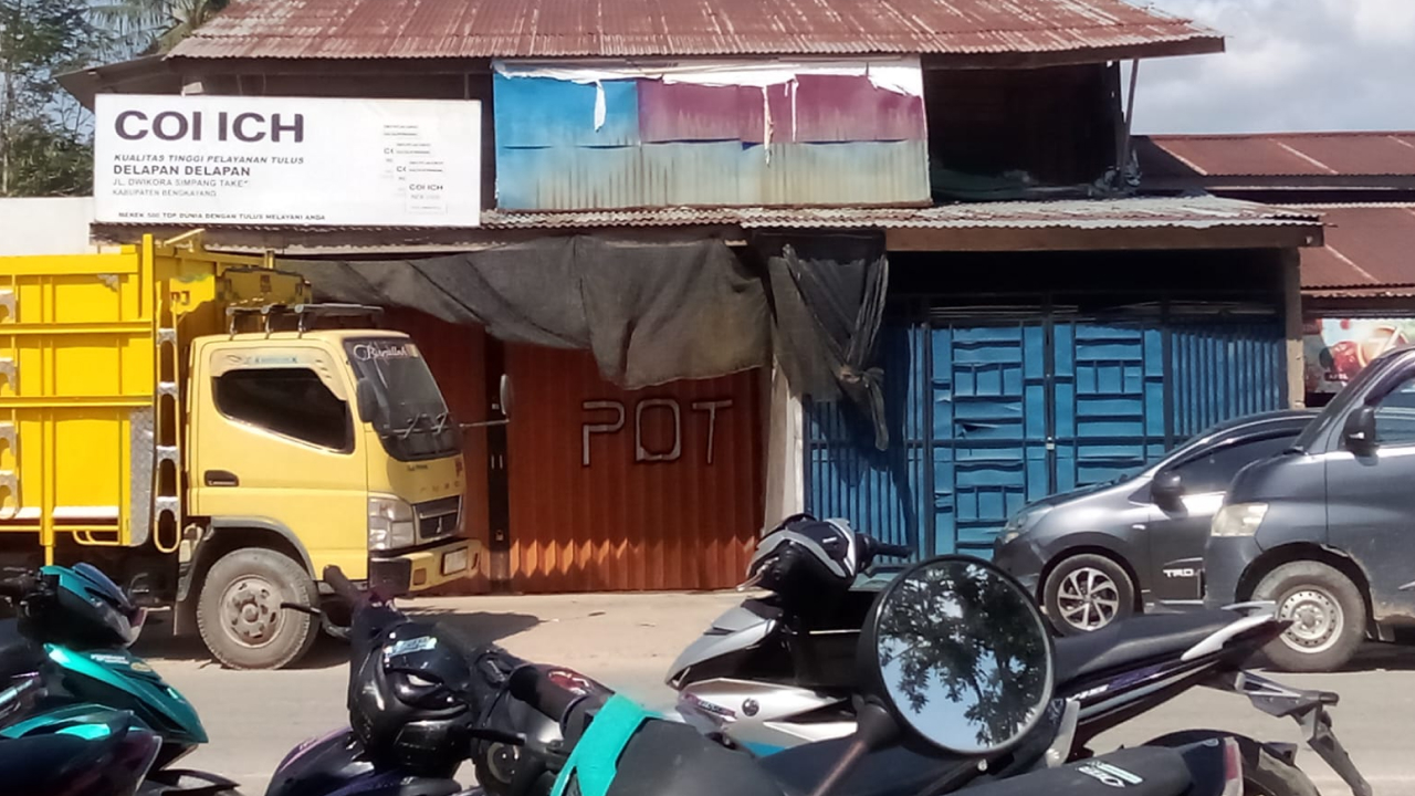Bangunan ruko dan truk kuning yang menjadi objek dugaan penyitaan paksa di Jagoi Babang, Bengkayang. (Dok. HO/Nusantara Post)