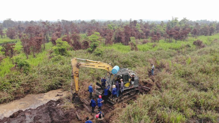 "Tim Gakkum Kemenhut tangkap dua pelaku dan sita satu ekskavator perambah Hutan Produksi Konversi di Ketapang saat operasi penanggulangan karhutla."