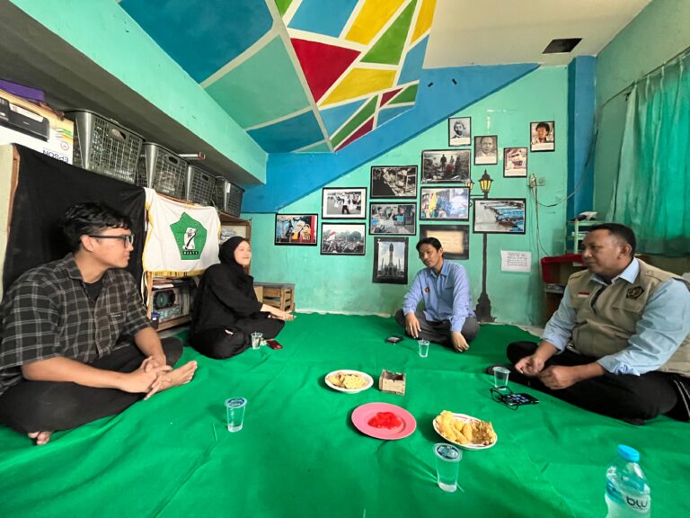 "PWI Kalbar sambangi LPM Warta IAIN Pontianak; Ketua PWI Kundori tegaskan pentingnya independensi, fungsi kontrol sosial kampus, dan keberlanjutan kaderisasi."