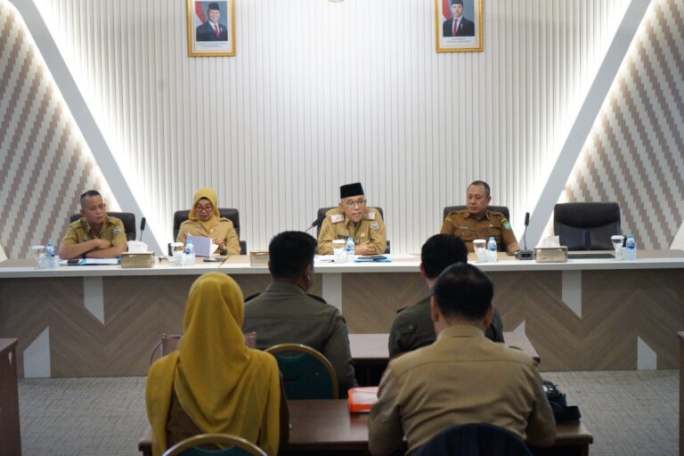 Sekretaris Daerah Kota Pontianak Amirullah saat memimpin Sosialisasi Penerapan Standar Pelayanan Minimal (SPM) di Ruang Rapat Wali Kota Pontianak.