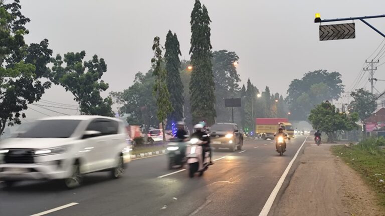 "BMKG mencatat kualitas udara di Kubu Raya melonjak ke level Berbahaya dengan PM2.5 capai 289,6 µg/m³, hujan lokal belum mampu bersihkan kabut asap karhutla."