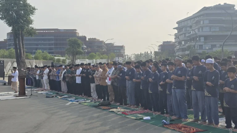 "Ancaman defisit air Waduk Sepaku dan karhutla di IKN ditangani lewat Salat Istisqa massal di depan Istana KIPP serta Operasi Modifikasi Cuaca oleh BMKG."