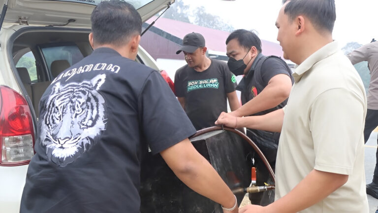 "Polres Sintang temukan tangki modifikasi 180 liter di bagasi mobil saat sidak antrean BBM subsidi di SPBU Sungai Tebelian, barang bukti diamankan petugas."