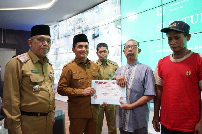 Wakil Wali Kota Pontianak Bahasan bersama jajaran saat menyerahkan penghargaan dalam sosialisasi aplikasi SI PATUH PASAR di Pontive Center.