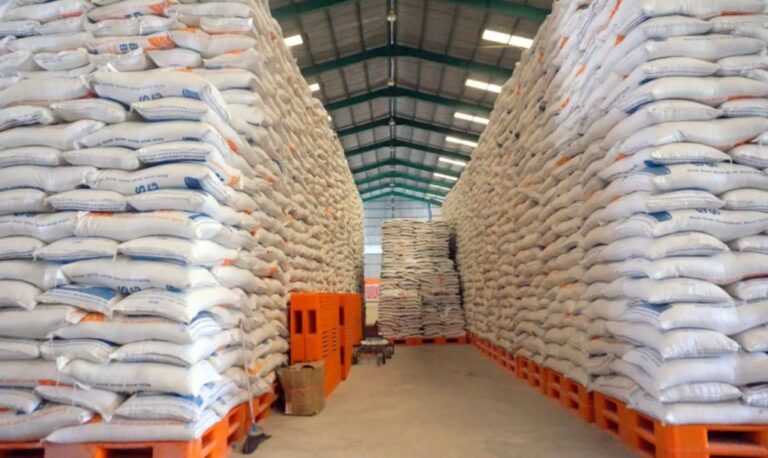Tumpukan karung beras di dalam gudang Perum Bulog Kanwil Kaltim dan Kaltara untuk memastikan ketahanan pangan.