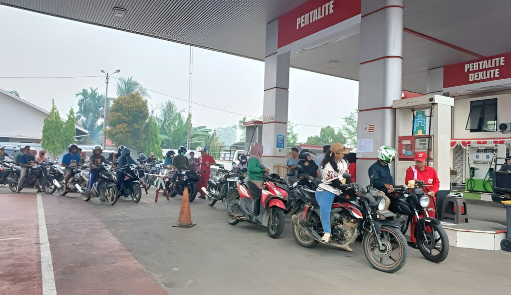 Antrean SPBU Mengular di Sintang, HMI Fisip Untan Soroti Kegagalan Distribusi Pertamina