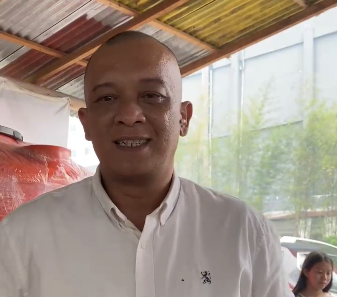 Syarif Muhammad Rahman, perwakilan panitia posko tanggap darurat air bersih, menjelaskan mekanisme pendistribusian air kepada warga yang terdampak krisis air bersih di Kota Pontianak.