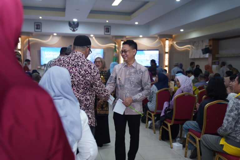 "Wali Kota Edi Rusdi Kamtono perketat pengawasan APIP, pasang CCTV di Dukcapil, dan dorong retribusi nontunai guna cegah korupsi serta pungli di Pontianak."