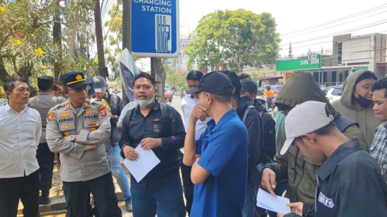 "Mahasiswa JAMPER berunjuk rasa di Dinas ESDM Kaltim, menuntut transparansi asal-usul uang Rp189,5 juta di ruang kabid hasil penggeledahan Kejati Kaltim."