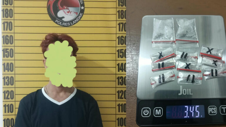Tersangka MP beserta barang bukti paket sabu yang ditimbang pada timbangan digital dalam kasus narkoba Polres Landak. (Dok. HO/Nusantara Post)