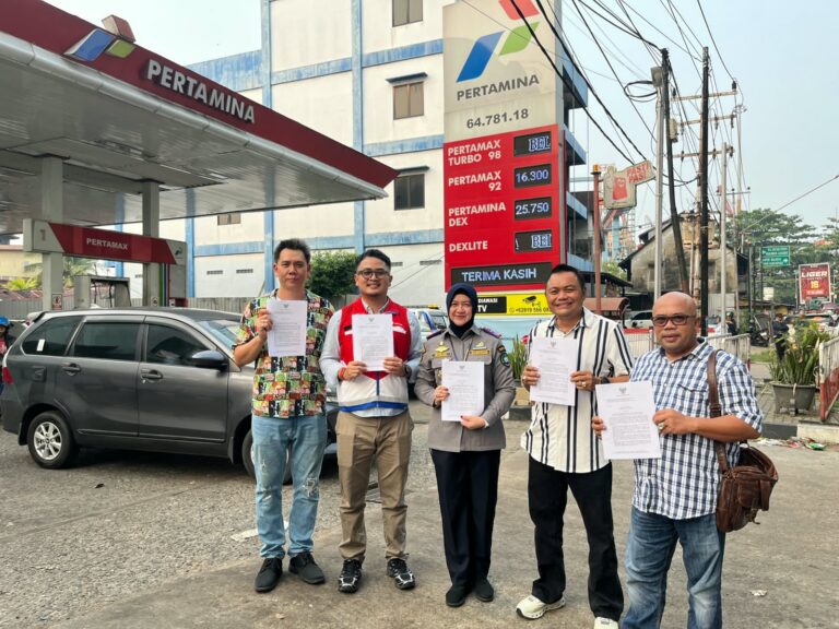 "Dishub Pontianak terbitkan SE Nomor 60 Tahun 2026 batasi antrean solar subsidi mulai 1 Oktober; terapkan marka jalan, stiker armada, dan larangan isi BBM bagi pelanggar."