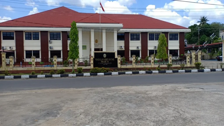 "Tiga perkara pidana khusus kehutanan dan konservasi sisik trenggiling diputus bebas oleh PN Sintang; Kejari Sintang lakukan eksekusi sesuai regulasi SEMA."