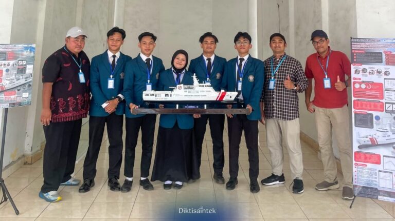 Tim mahasiswa Ekalawya 1 Universitas Diponegoro berpose bersama prototipe kapal dalam ajang Kontes Kapal Indonesia (KKI).