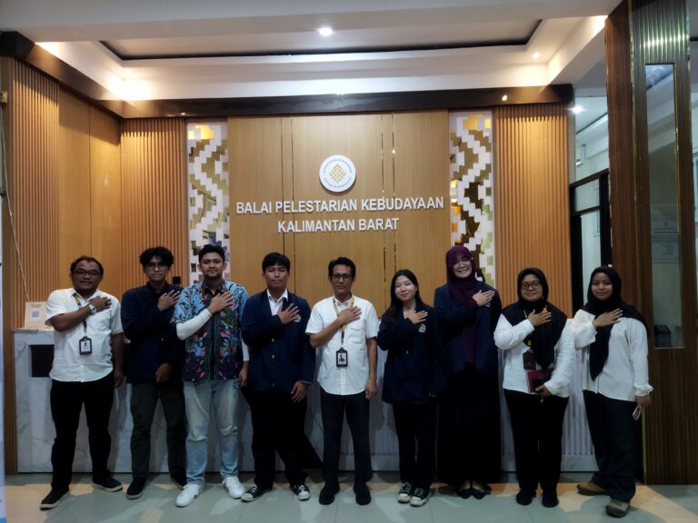 Tim mahasiswa PKM-KC Untan Norjemah Pihtar foto bersama Kepala Balai Pelestarian Kebudayaan Kalbar Juliadi dan jajaran staf. (Dok. HO/Nusantara Post)
