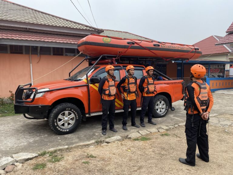 "Tim SAR gabungan cari anak 12 tahun yang hanyut terbawa arus saat mandi di Sungai Kapuas Melawi; Kepala Kantor SAR Pontianak Budiono ingatkan pengawasan anak."