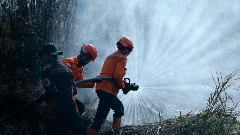 Petugas gabungan BPBD Jambi dan Basarnas menyemprotkan air secara intensif untuk pendinginan lahan gambut. (Dok. BPBD Jambi)