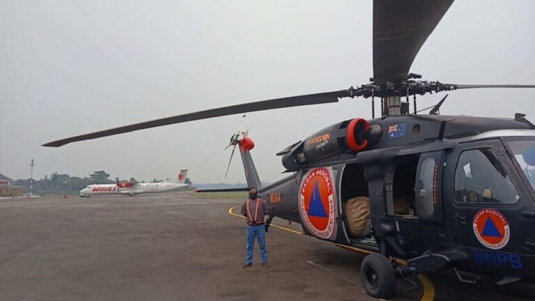 "Pemprov Kalbar siapkan helikopter pengebom air (water bombing) untuk padamkan karhutla di TN Gunung Palung sembari menunggu membaiknya jarak pandang penerbangan."