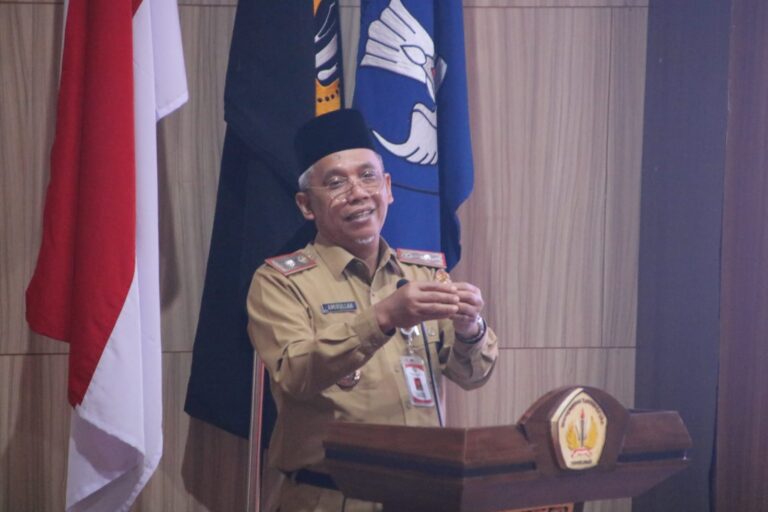 "Beri materi di Untan, Sekda Pontianak Amirullah tekankan transformasi birokrasi dan ingatkan ASN wajib miliki mental melayani kebutuhan warga dengan cepat."