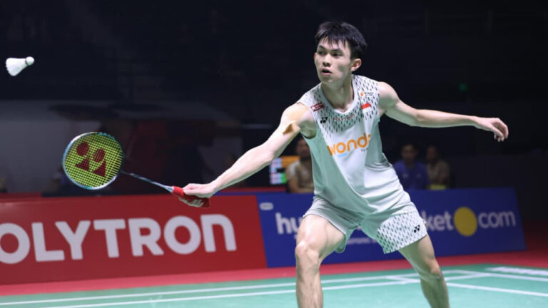 Richie Duta Richardo menjangkau kok saat bertanding di babak 32 besar POLYTRON Pontianak Indonesia Masters Super 100 2026. (Dok. HO/Nusantara Post)