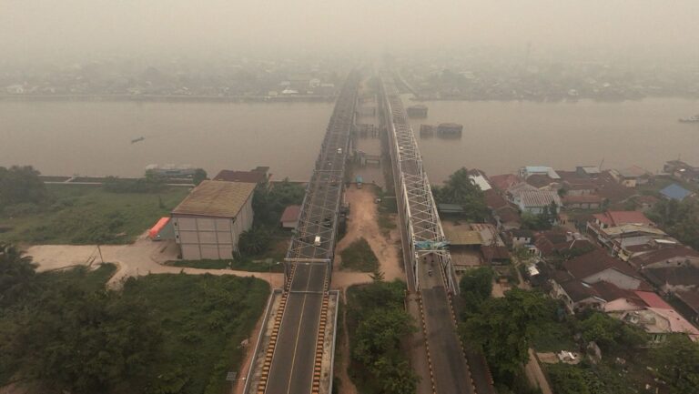 "Kualitas udara Pontianak tembus level berbahaya 2.000 AQI US, WALHI Kalbar desak layanan medis gratis menyusul lonjakan 165.727 kasus ISPA di Kalimantan Barat."