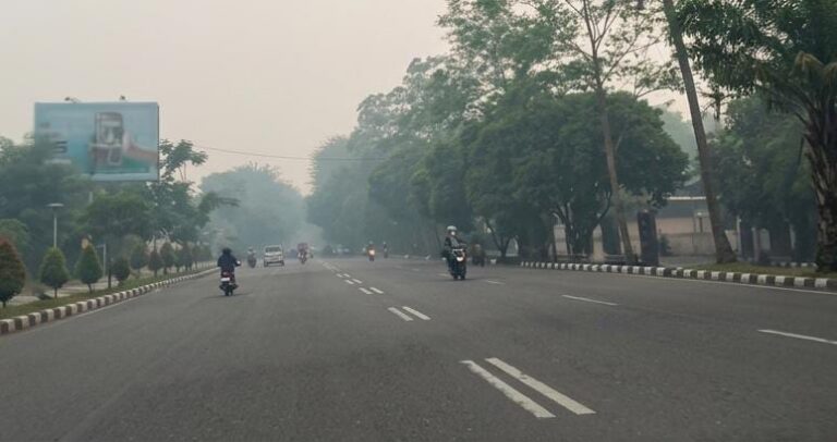 "Kualitas udara Pontianak masuk level berbahaya setelah ISPU menyentuh rekor 797 imbas kabut asap karhutla pekat, pengendara keluhkan jarak pandang dan sesak napas."