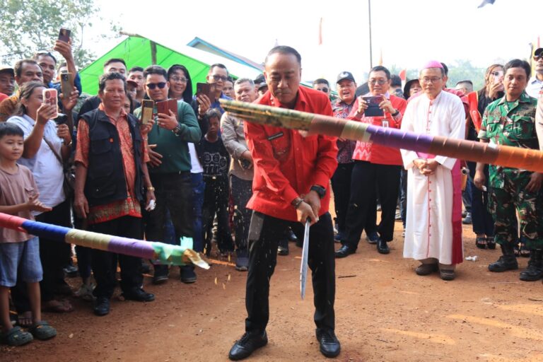 "agub Kalbar Krisantus Kurniawan resmikan Pastoran Santo Filipus Mentebah di Kapuas Hulu; serukan peran gereja edukasi umat jaga hutan dan cegah karhutla."