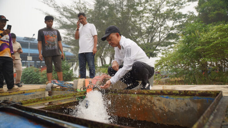 Wali Kota Pontianak Edi Rusdi Kamtono mengecek aliran air tawar dari pengisian tongkang di reservoir IPA Parit Mayor. (Dok. HO/Nusantara Post)