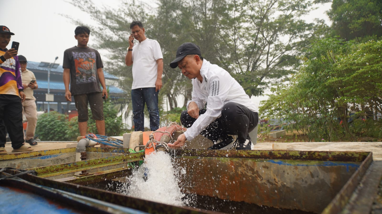 Atasi Intrusi Air Laut, Pemkot dan Perumda Tirta Khatulistiwa Pasok Air Tawar Gunakan Tongkang