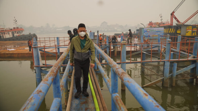 Wali Kota Pontianak Edi Rusdi Kamtono berjalan di dermaga penampungan air tawar IPA Parit Mayor. (Dok. HO/Nusantara Post)