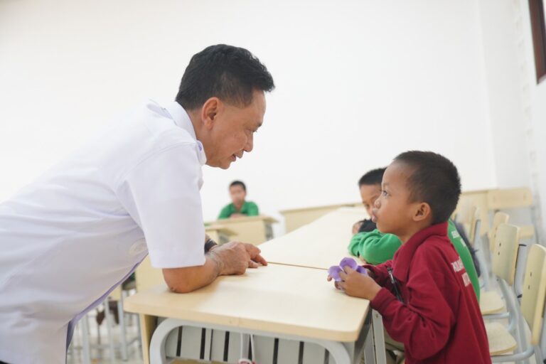 "Wali Kota Edi Rusdi Kamtono tinjau Sekolah Rakyat di Pontianak Utara saat kabut asap mengancam; pastikan kesehatan siswa terlindungi dan kebutuhan dasar tercukupi."
