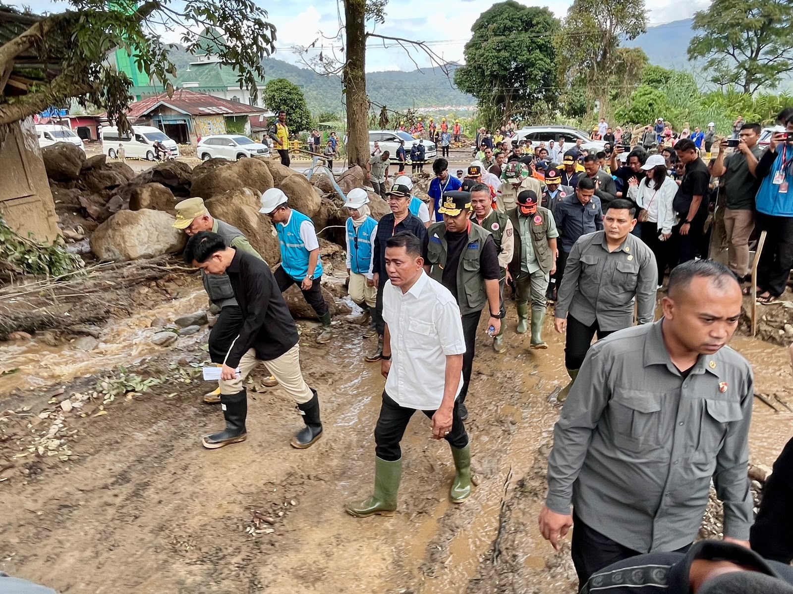 Tinjau Banjir Bandang Solok, Wapres Gibran dan Kepala BNPB Pastikan Pemulihan Layanan Publik