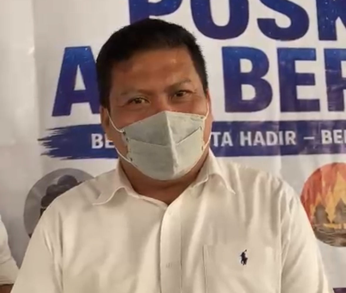 AKP Agus Haryono memberikan keterangan di posko air bersih Pontianak