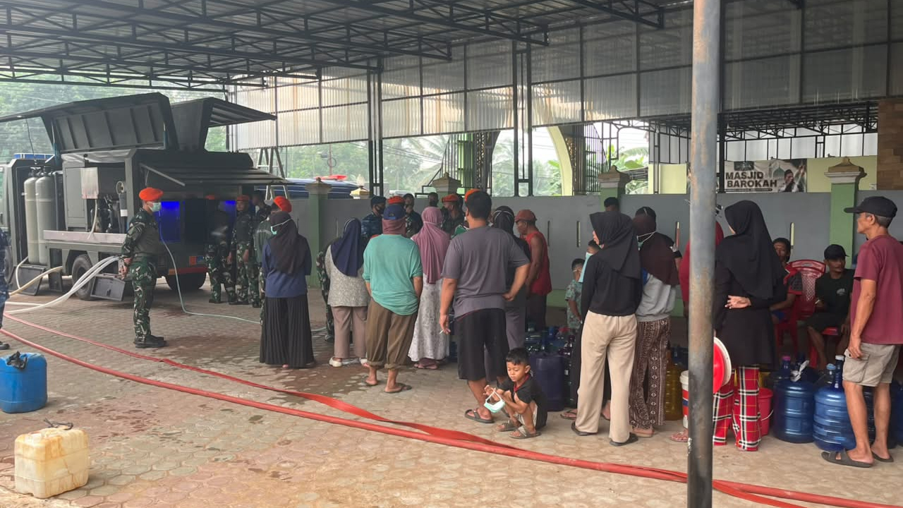 Yon Parako 466 Pasgat Salurkan Air Siap Minum Gunakan Truk Water Treatment di Kubu Raya