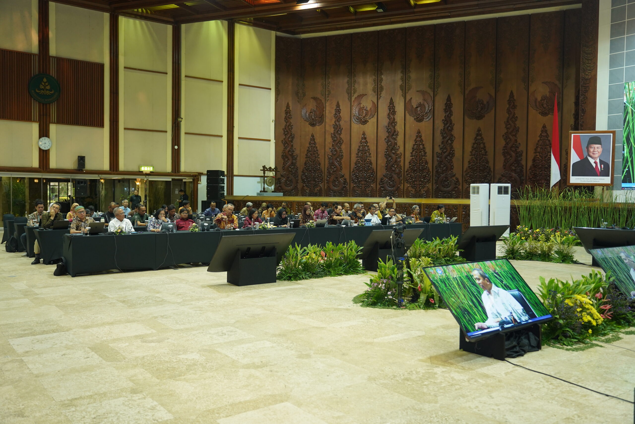 Peserta duduk berdiskusi dalam sesi Komisi 2 Workshop Pembentukan Badan Pengelola Gambut dan Mangrove Nasional.