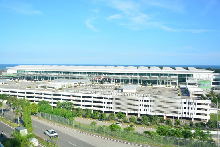 "Penumpang domestik di Bandara SAMS Sepinggan Balikpapan turun 10,52 persen menjadi 3,1 juta orang imbas tiket pesawat mahal dan ekonomi global."