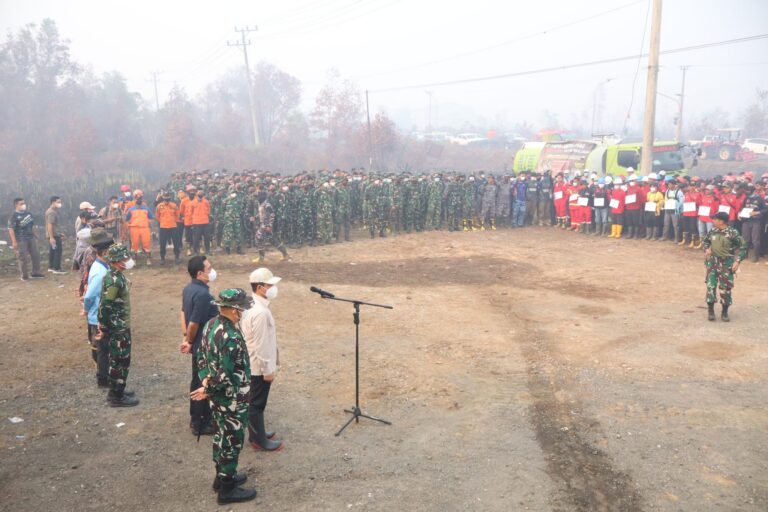 Peserta apel penanganan karhutla berbaris di pos lapangan di Kabupaten Banjar.