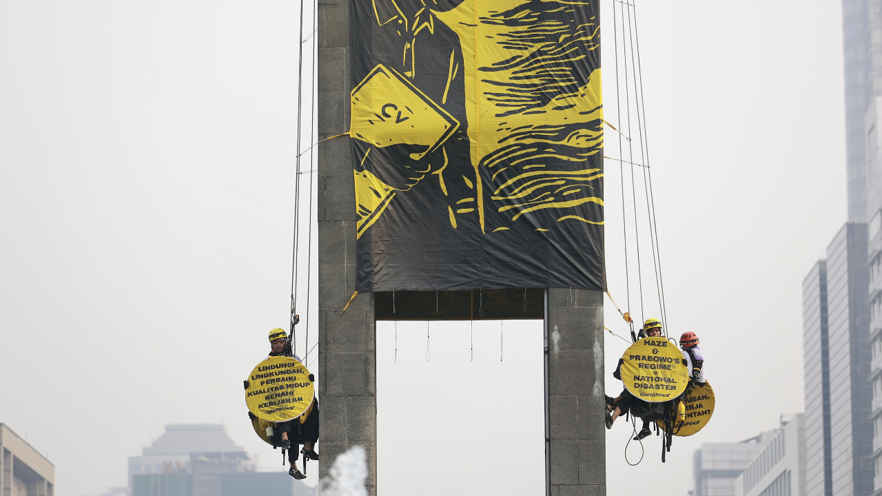 Kritik Krisis Iklim di Bundaran HI, 8 Aktivis Greenpeace Indonesia Dibawa ke Polda Metro Jaya