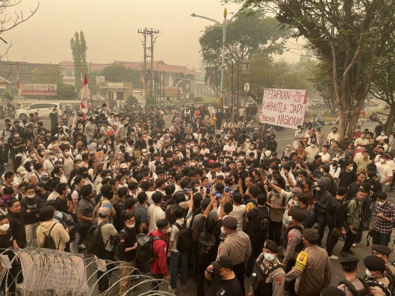 "Aliansi Kalteng Melawan menggelar demo Jilid IV menuntut penanganan karhutla serius dan mendesak status bencana nasional di Palangka Raya."