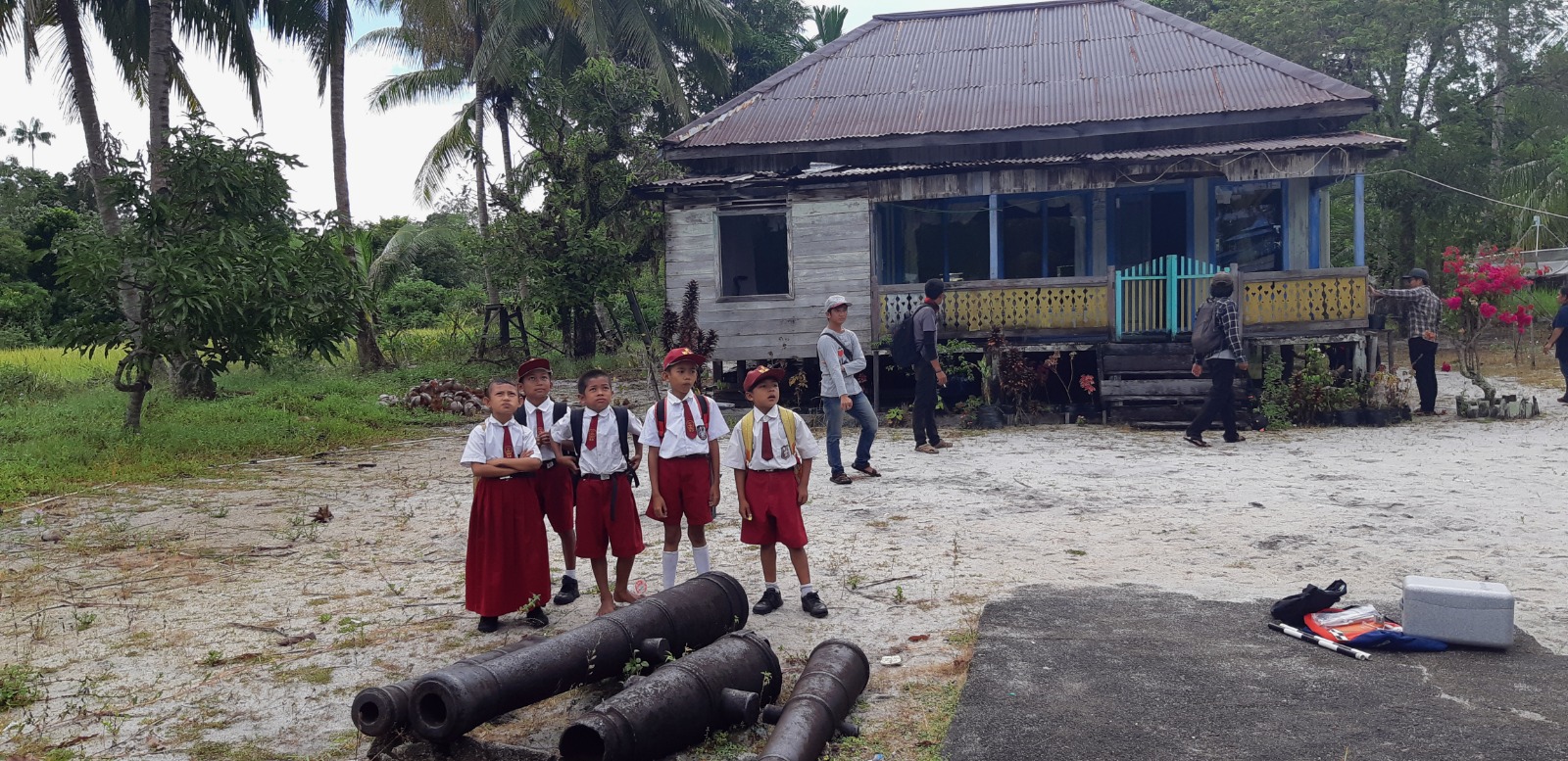 Anak-anak warga Kepulauan Karimata