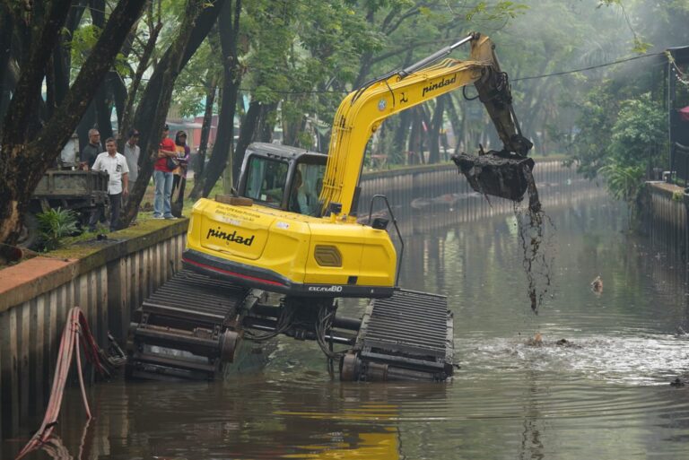 "Antisipasi hujan lebat dan pasang Sungai Kapuas, Pemkot Pontianak keruk Parit Tokaya dan tambah dua pompa besar guna percepat surutnya genangan air."