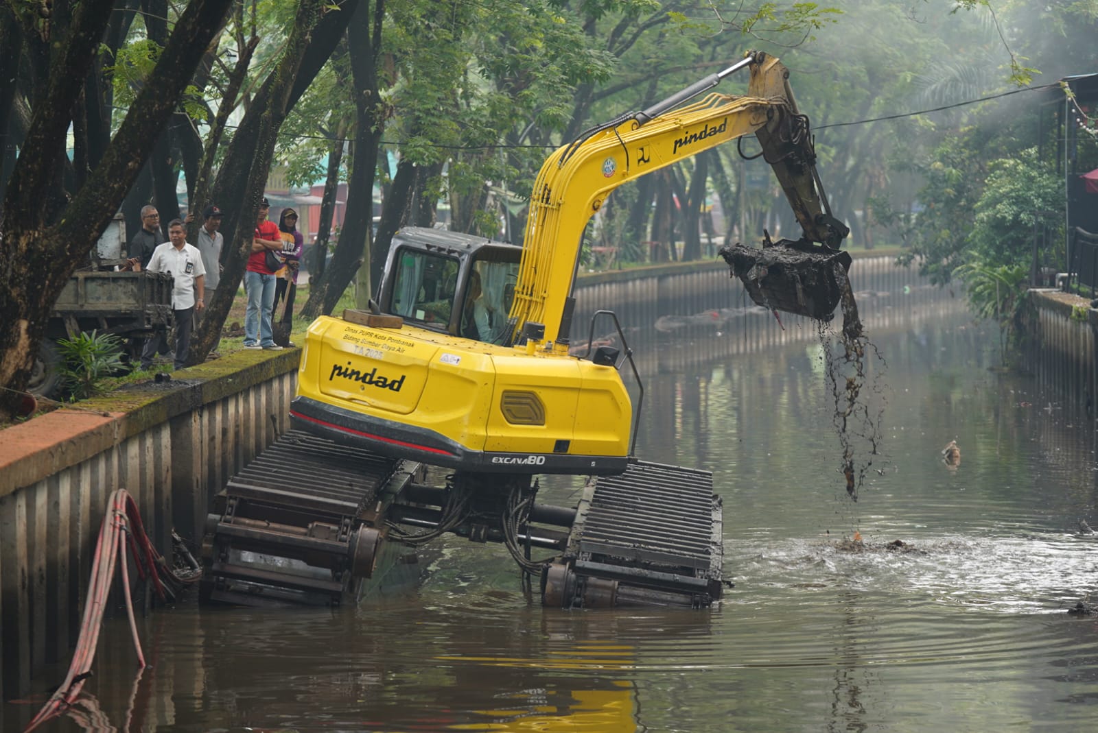 Antisipasi Hujan dan Pasang Kapuas, Pemkot Pontianak Keruk Parit Tokaya
