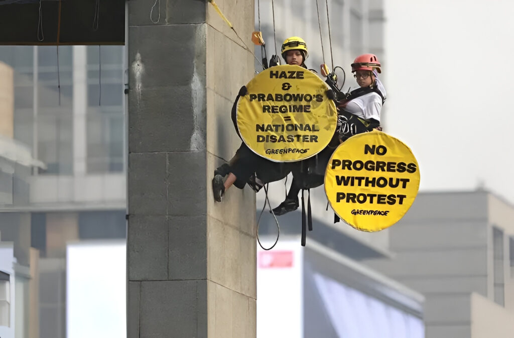 Serangan Fajar Greenpeace di Tugu Selamat Datang Berujung Penurunan Paksa oleh Aparat