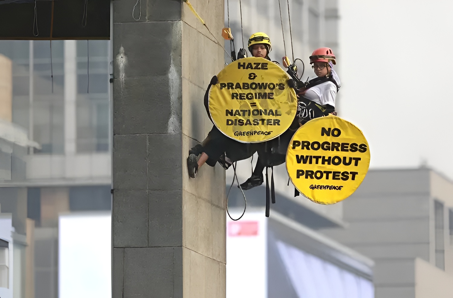 Serangan Fajar Greenpeace di Tugu Selamat Datang Berujung Penurunan Paksa oleh Aparat