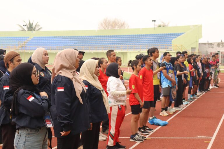 Para atlet tunarungu bersiap di barisan start lintasan lari Stadion 17 Mei Banjarmasin.