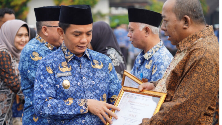 Wakil Wali Kota Pontianak Bahasan menyerahkan piagam penghargaan kepada ASN yang memasuki masa purna tugas. (Dok. HO/Nusantara Post)