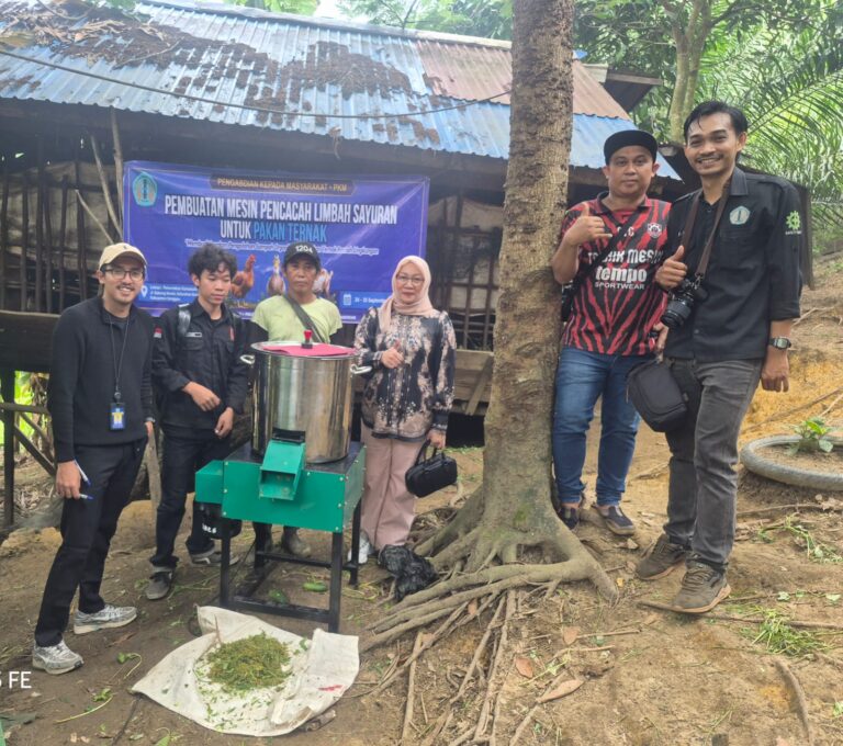 "Mahasiswa PSDKU Polnep Sanggau terapkan mesin pencacah limbah sayur untuk efisiensi pakan ternak di Kelurahan Bunut; bantu peternak hemat waktu dan biaya."
